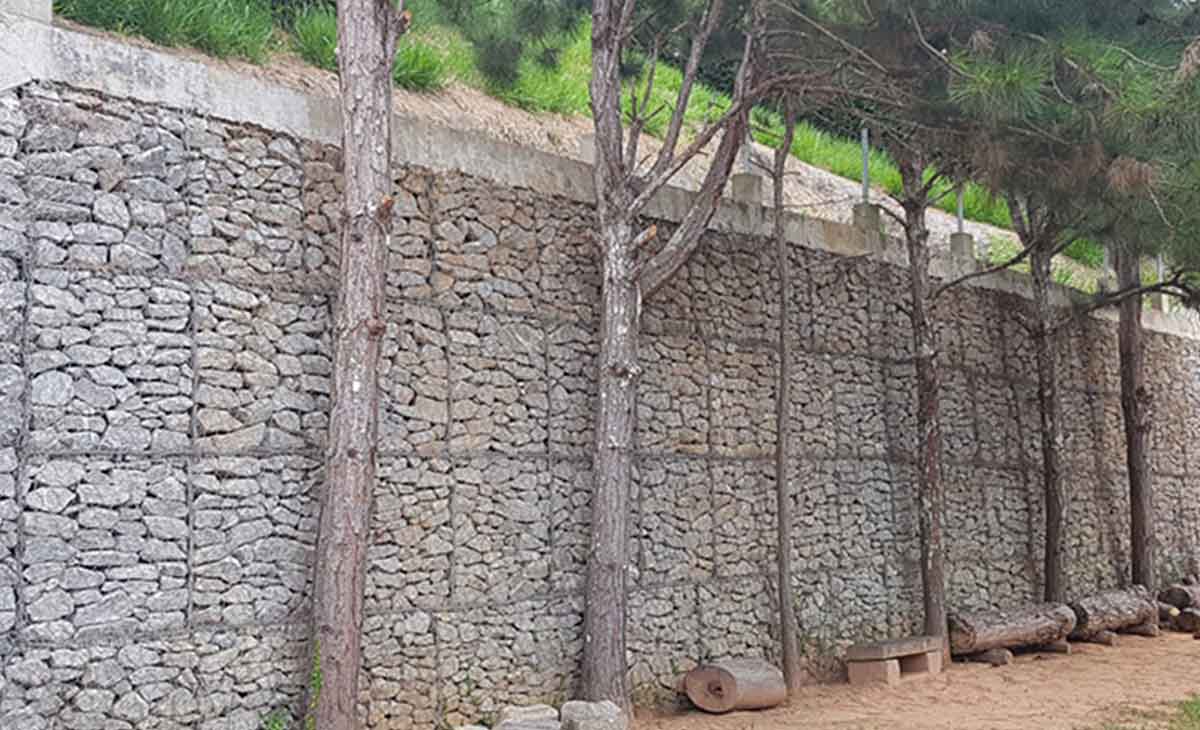 Exemplos de muros de arrimo com pedras